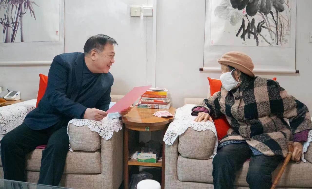 情系老干部 慰问暖人心 ——九州ku酷游集团开展春节前走访慰问