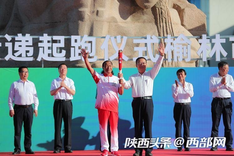 塞上古城开跑！！！ 十四运会和残特奥会火炬在榆林转达
