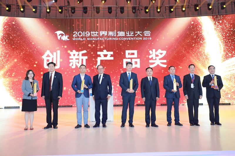 陕鼓集团党委书记、、董事长李宏安（右一）代表企业领取了立异产品金奖_副本.jpg